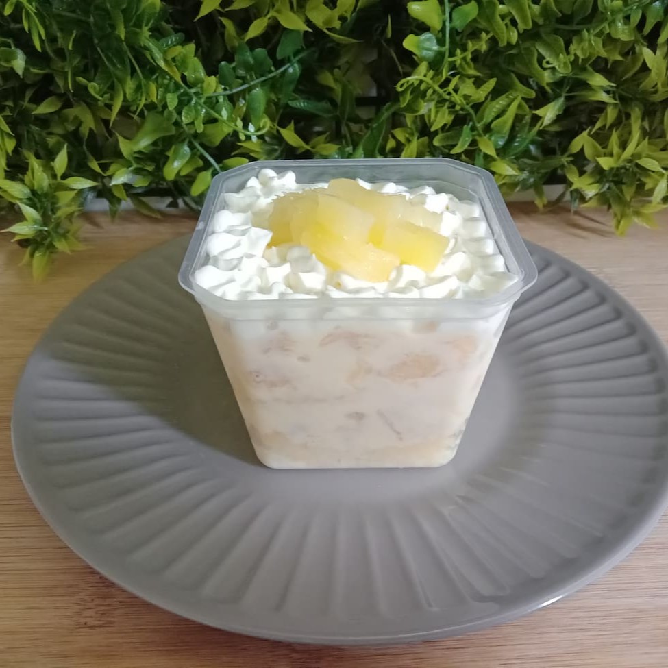 Delicie-se com nosso Bolo Quatro Leites com Abacaxi, uma oferta irresistível. Este bolo branco fascinante é recheado com suculentos pedaços de abacaxi natural, realçando sua doçura natural. O recheio é enriquecido com um creme de quatro leites, cremoso e suave, que derrete na boca. Para completar, uma cobertura de chantilly trufado, leve e aerado, que adiciona um toque de indulgência a cada garfada. Uma harmonia perfeita de sabores que irá surpreender e encantar seu paladar.