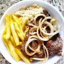 🍽️ Prato: Bife Acebolado Completo  Um clássico irresistível da culinária caseira! O bife acebolado é preparado com carne macia e suculenta, grelhada no ponto certo e coberta com generosas rodelas de cebola douradas, que realçam o sabor e o aroma.  Acompanha arroz soltinho, feijão bem temperado, macarrão ao molho caseiro e batatas fritas crocantes, formando uma combinação perfeita de sabor, textura e tradição. Um prato completo, feito com carinho e aquele toque de comida de casa que conquista qualquer paladar. ❤️✨