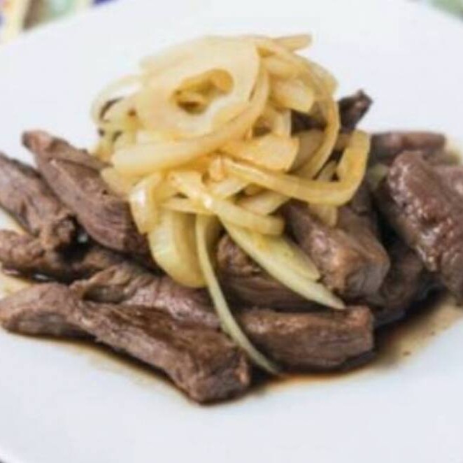 Porção de filé mignon com molho madeira e torrada