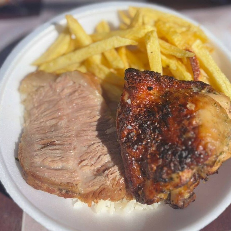 Arroz, feijão, batata frita, molho a campanha e farofa