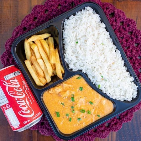 Uma explosão de sabor que você vai amar!! Nosso strogonoff de frango cremoso , acompanhado de arroz branco soltinho, batata frita crocante e aquela Coca-Cola 310ml bem geladaa... (Marmita indicada para 01 pessoa)  Refeição deliciosa, prática e irresistível! (Foto Ilustrativa)