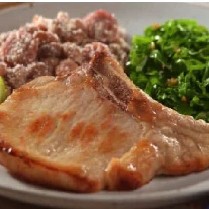 Delicioso bife de bisteca suína com tropeiro capixaba , arroz e feijão preto