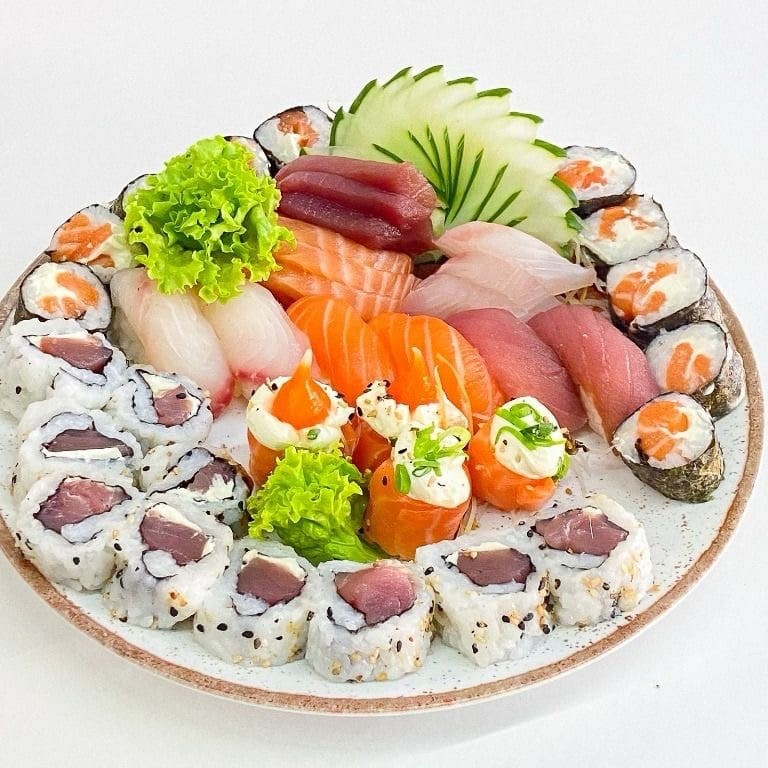 10 sushi ( 2 skin,2 salmão toast, 2 salmão, 2 atum e 2 peixe branco);  6 sashimi (2 salmão, 2 atum ,2 peixe branco); 10 un fila salmão; 10 un uramaki atum.