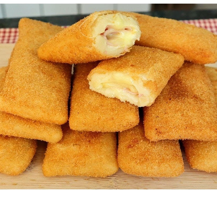Saboroso salgado frito de queijo com presunto.