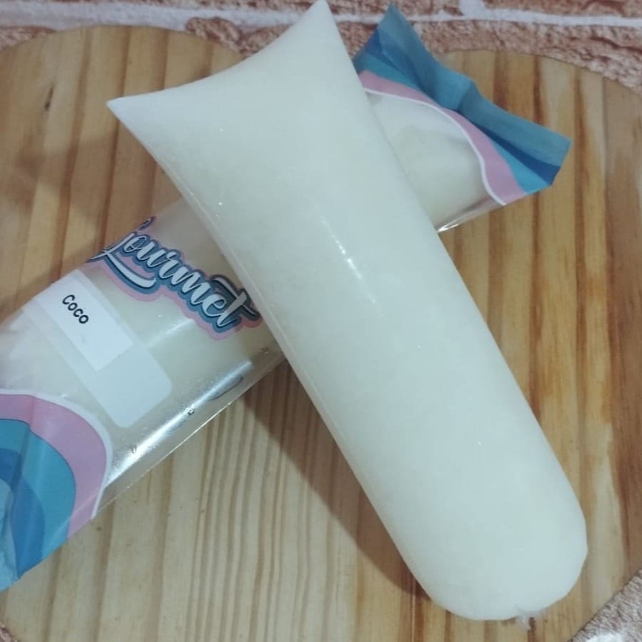 Imagine um sorvete de textura ultra cremosa, cujo sabor distintivo de coco fresco se destaca a cada mordida. Embalado com pedaços generosos da fruta, este é um deleite que promete aguçar o paladar e encantar todos os amantes de coco. Uma verdadeira explosão de frescor tropical, este sacolé é o equilíbrio perfeito entre doçura e sabor intenso. Não é apenas um sorvete, é uma experiência gastronômica que você certamente vai amar!
