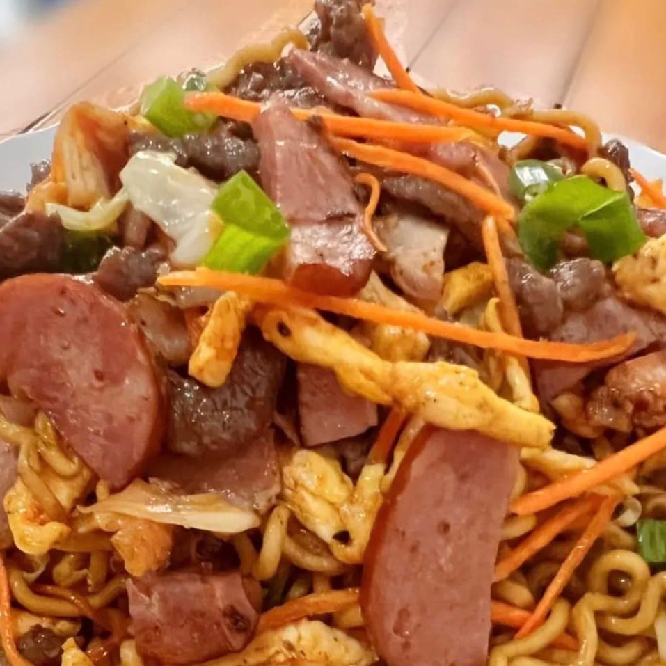 Acompanha: macarrão, carne, frango, calabresa, cenoura, repolho e molho shoyo __  __ Tamanhos: Pequeno : Serve até 1 pessoas _  Médio : : Serve até 1 pessoas _ Grande: : Serve até 2 pessoas