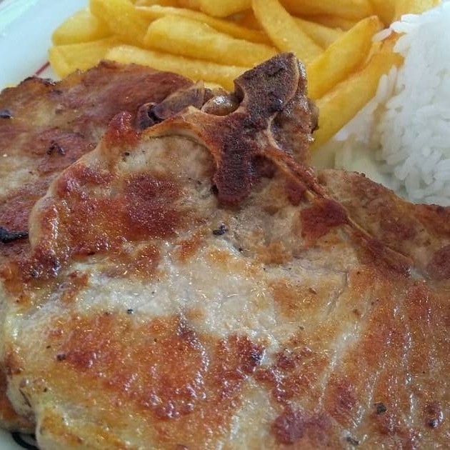 Um belo carre grelhado acompanhado de arroz, feijáo farofa+um acompanhamento a sua escolha(feijãoe farofa vai separado) escolha seu acompanhamento