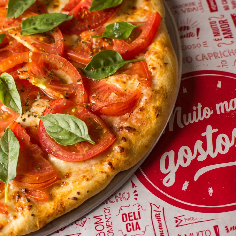 Molho de tomate, mussarela, tomate, manjericão e orégano.