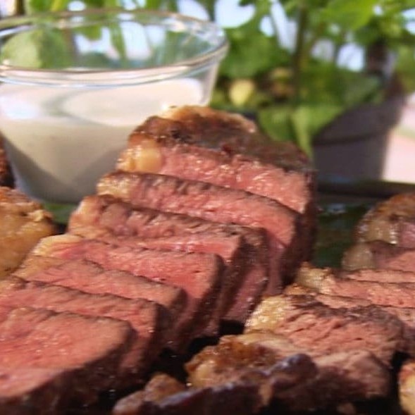 Com 300g de picanha Angus suculenta e uma linguiça de costela artesanal aberta, complementamos com 8 tiras de queijo coalho crocantes e salgadas e 2 filés de frango em tiras, oferecendo uma textura macia e um sabor delicado. Servimos também 5 pães de alho bolinha, incrivelmente aromáticos e crocantes, junto com arroz bem temperado, farofa crocante e um irresistível molho a campanha e fritas.