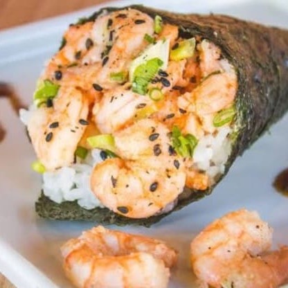Cone de alga, arroz japonês, camarão temperado, cebolinha e gergelim.