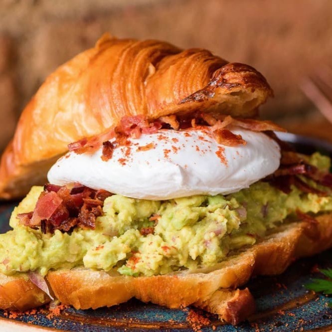 Croissant, guacamola, flor de sal, ovo poche e bacon crocante.