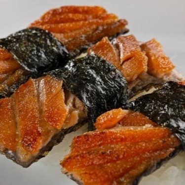 Deliciosa lâmina de salmão skin (pele de salmão) no bolinho de arroz japonês.