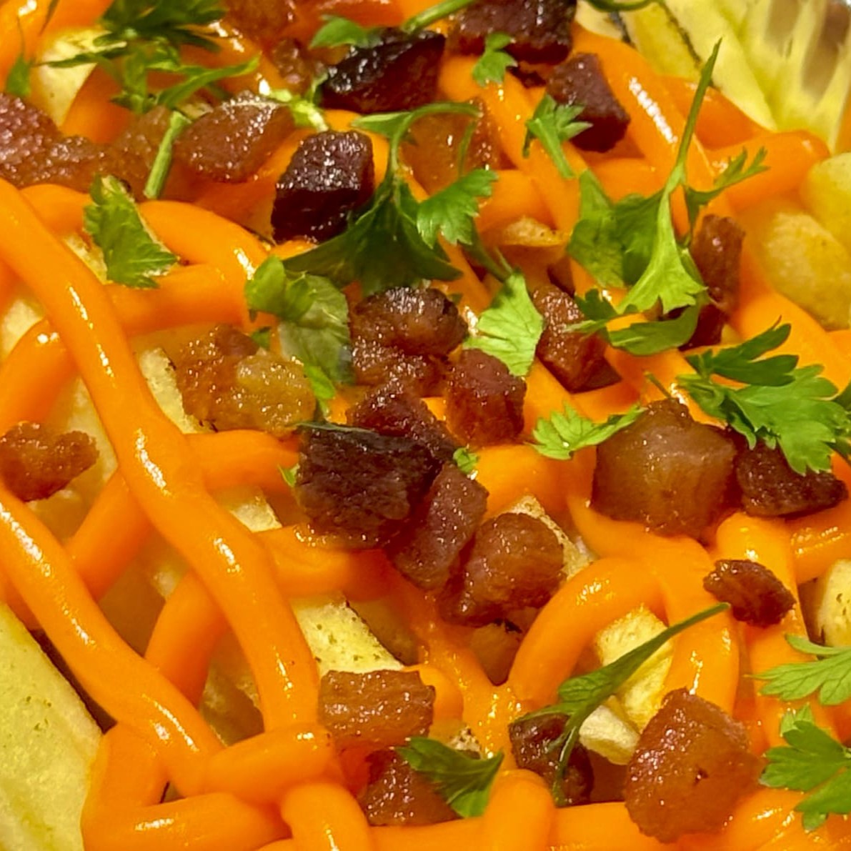 Crocantes por fora, macias por dentro e cobertas com cheddar cremoso e pedacinhos de bacon crocante. Um clássico irresistível que combina sabor e textura na medida certa. Perfeita para acompanhar o seu churrasco ou para devorar sozinho.