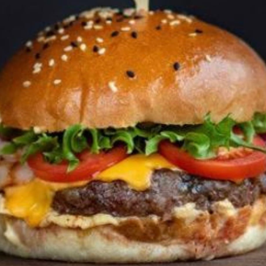 O tradicional Cheeseburger feito na casa Com 2 Carnes + Queijo mussarela, alface e tomate.