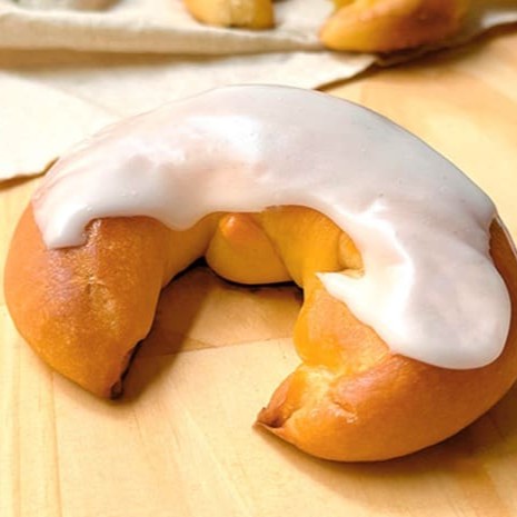 Creme e uvas passas.