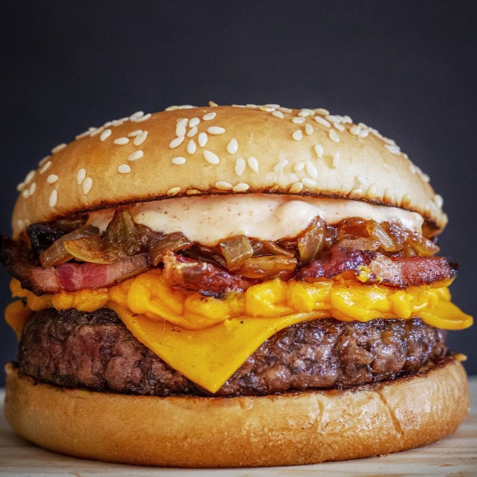 Pão, carne 100g, queijo cheddar, creme de cheddar, bacon, cebola caramelizada, molho e barbecue.