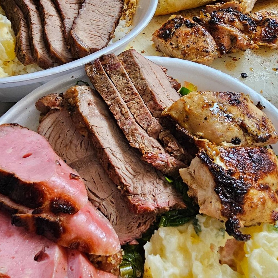 Nosso churras na brasa é brabo! Pra compartilhar fica melhor ainda.  Arroz+feijão+farofa+molho+fritas