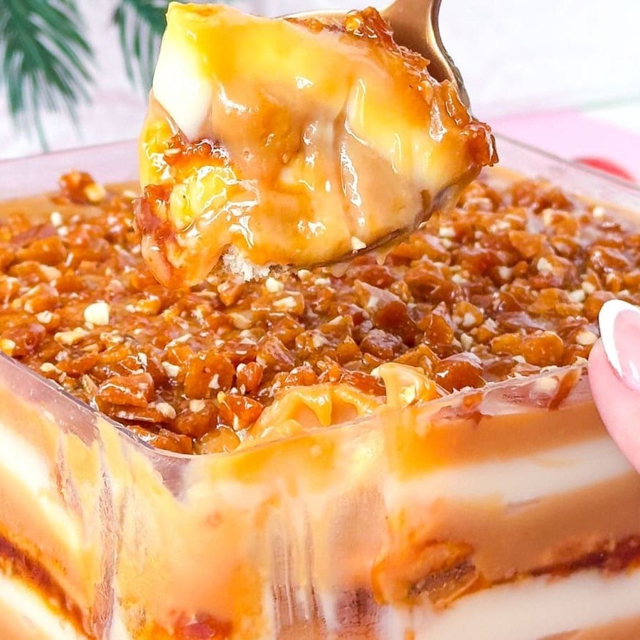 Nosso Pavê Crocante de Doce de Leite com Amendoim é a combinação perfeita entre cremosidade e crocância. Com camadas generosas de biscoito, um recheio suave e doce de leite de alta qualidade, ele é finalizado com uma deliciosa cobertura crocante de amendoim torrado, trazendo um toque especial e irresistível.