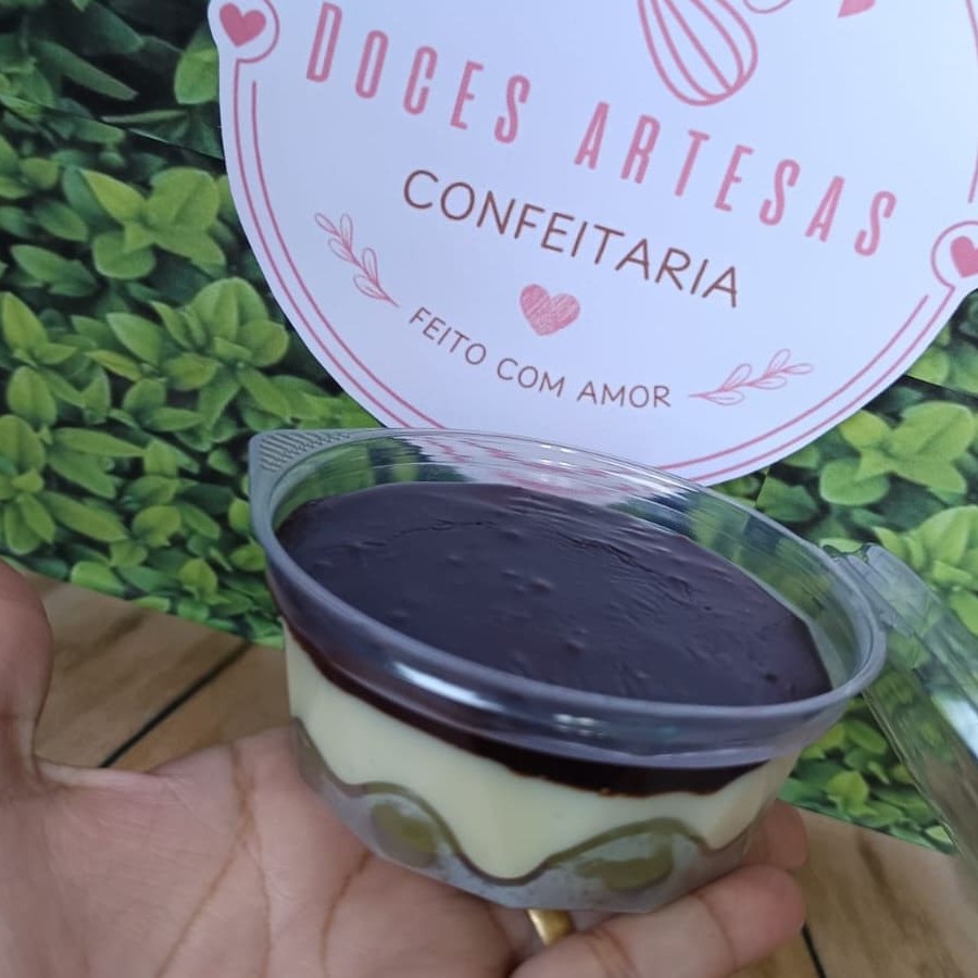 Camadas que encantam o paladar: uvas fresquinhas, um delicioso recheio cremoso de Ninho e a finalização perfeita com ganache de chocolate. Uma combinação equilibrada entre frescor e doçura em cada colherada. .  Serve até 1 pessoa