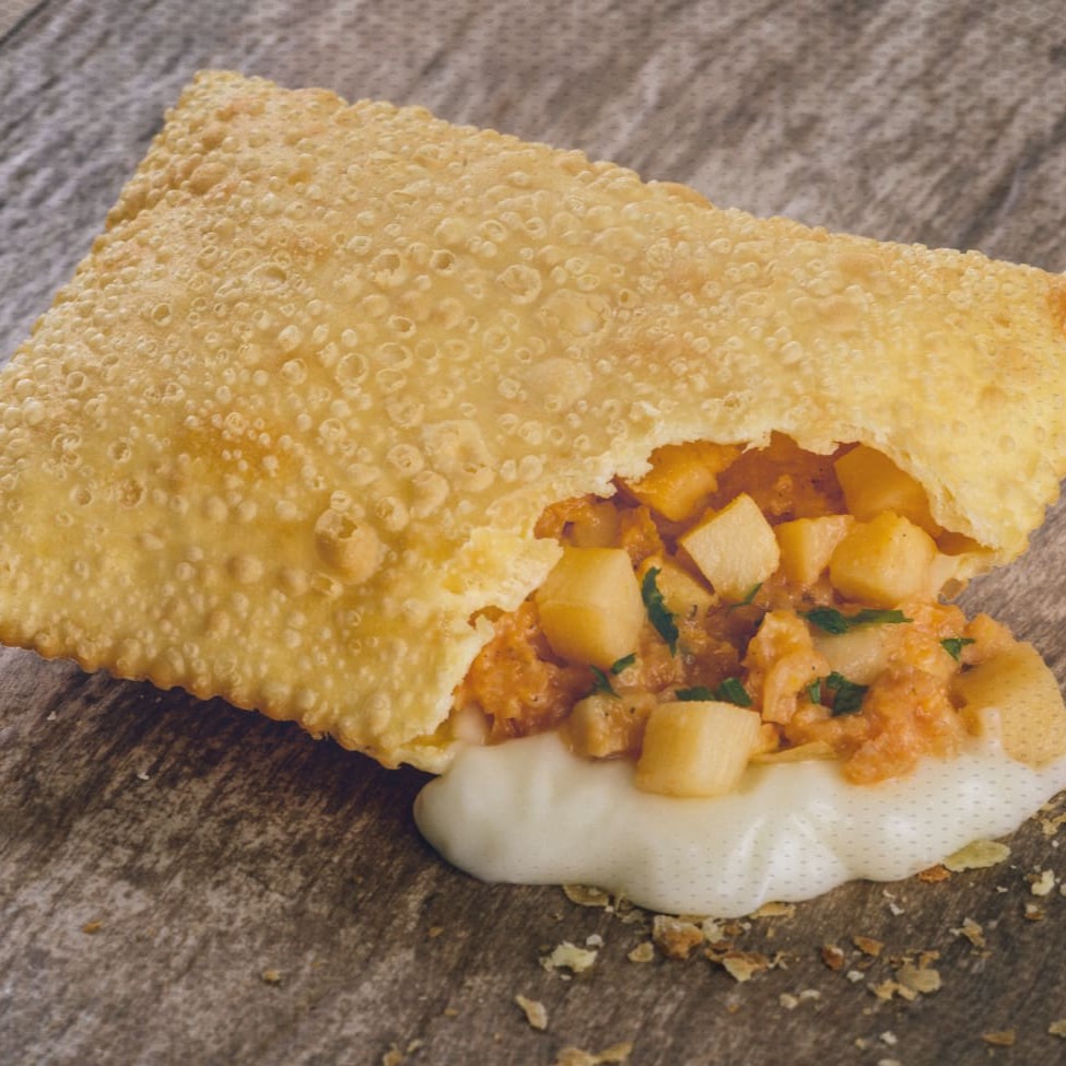 Deliciosa massa crocante recheada com palmito em pedaços e requeijão cremoso Tamanho 19,5 x 14,5 Cm