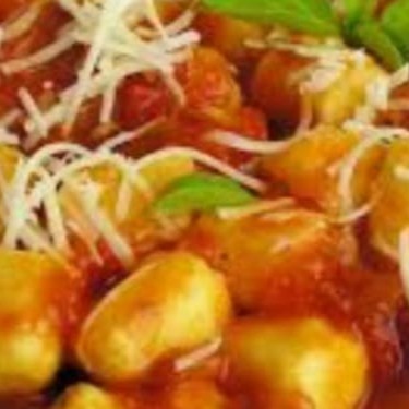 Adentre no universo gastronômico do nosso prestigiado Chef Vieira e deleite-se com o nosso exuberante 'Nhoque de Calabresa'. Uma receita autêntica, que combina a textura suave e macia dos nhoques feitos à mão, com o sabor forte e marcante da calabresa, resultando em uma experiência culinária verdadeiramente inesquecível. Prepare-se para uma explosão de sabores que só nosso Nhoque de Calabresa pode proporcionar. Um convite irresistível para os amantes da boa mesa.