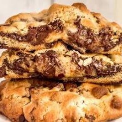 Cookie estilo New york, crocante por fora e macio por dentro com muitaaaaas gotas de chocolate meio amargo!