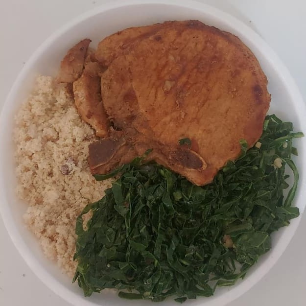 O 'Carré à Mineira' é uma quentinha caseira grande, repleta de sabores e tradições. Composto por um suculento carré, acompanhado de um arroz soltinho, feijão fresco e macarrão al dente. Também possui uma farofa crocante que traz uma textura maravilhosa ao prato. Acompanha ainda uma seleção de verduras frescas, podendo ser couve ou salada verde, e uma deliciosa salada de legumes, adicionando um toque saudável. Tudo preparado com amor e carinho, para trazer a você a autêntica experiência da culinária mineira.