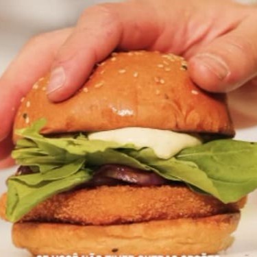 "• Na broa de milho ou pão tradicional, 1 irresistível empanado de peixe,  vem acompanhado de rúcula, cebola caramelizada, queijo mussarela e maionese da casa  ponto da casa:""ao ponto p/mal"". Caso desejar sua carne em outro ponto, por favor especificar na observação.  Foto ilustrativa."