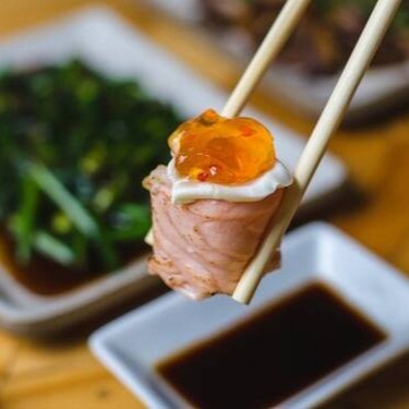 Enrolado de salmão maçaricado com cream cheese, e recheio de camarão empanado, finalizado com cream cheese e geléia de pimenta.

Versão especial do Shiromoto, onde o enrolado de salmão maçaricado com cream cheese e recheio de camarão empanado ganha um acabamento com mais cream cheese e uma geleia de pimenta artesanal, que traz o equilíbrio perfeito entre o sabor adocicado, picância suave e a cremosidade do prato, deixando a experiência ainda mais marcante e saborosa.