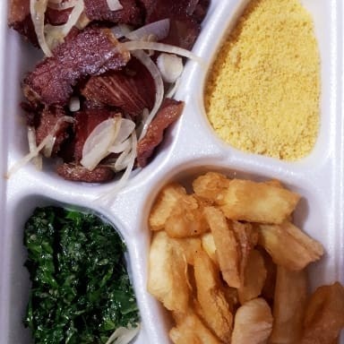 Experimente nosso Executivo de Carne Seca Acebolada, um prato que aguça os sentidos e encanta o paladar. Aprecie a textura crocante e o sabor rico da farofa, acompanhada de couve mineira fresca e suculenta, preparada com um toque especial. Sinta o delicioso aipim frito, cuja crocância complementa perfeitamente a suavidade da carne seca. Este é um prato executivo que destaca a autêntica culinária brasileira, proporcionando uma experiência gastronômica única e inesquecível.