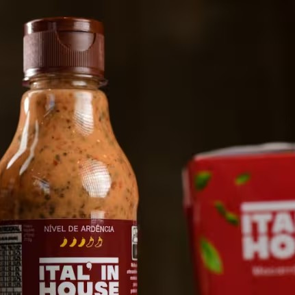 De ardência leve e muito sabor de pimenta, este molho é feito com um mix de especiarias e pimentas utilizadas na culinária brasileira. Ideal para realçar o sabor dos pratos do Dia a Dia. Pimenta premium para ter em casa! (210ml)
