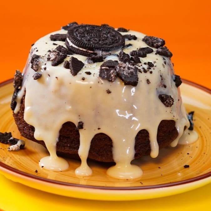 Apresentamos o nosso Vulcãozinho, uma deliciosa opção econômica perfeitamente adequada para 1 pessoa. Com 14 cm de puro deleite, este prato é uma explosão de sabor! Ele é carinhosamente preparado com o autêntico e amado Leite Ninho, que proporciona uma cremosidade única e um sabor inconfundível. Para completar, adicionamos uma generosa quantidade de Oreo, a bolacha que é um verdadeiro fenômeno mun