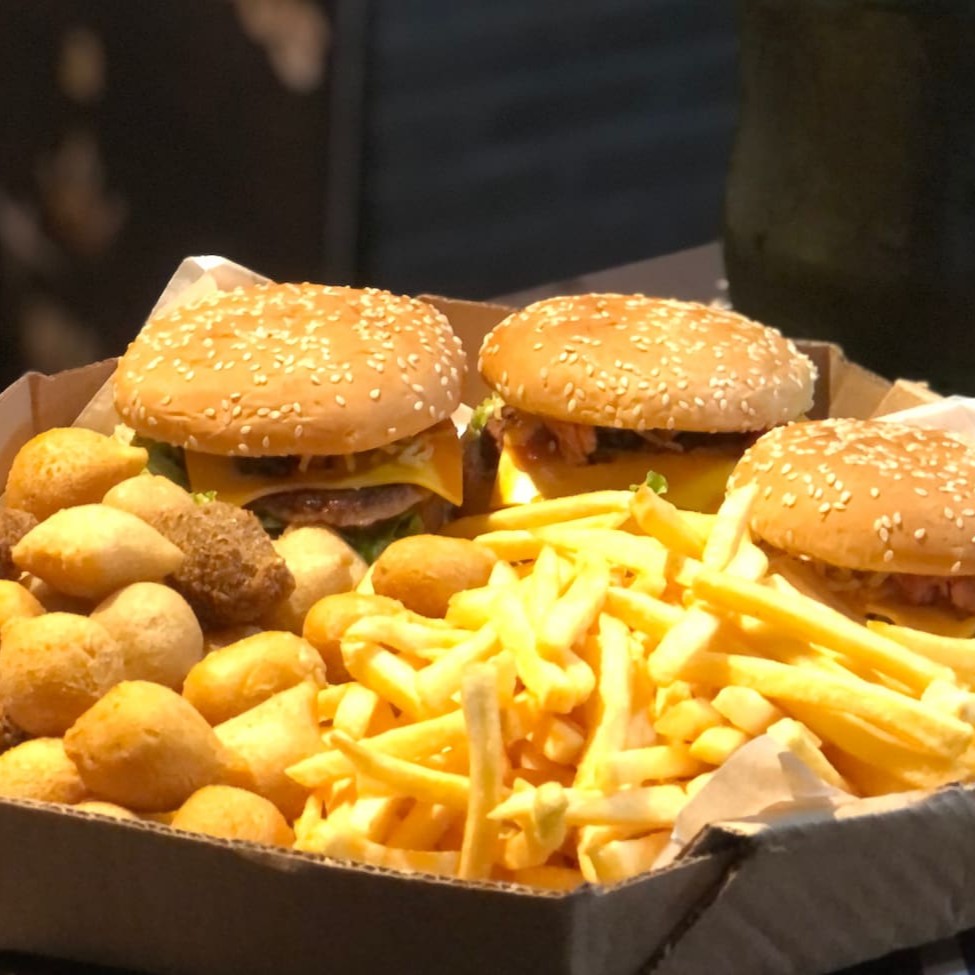 03 x-bacon + porção de batata  frita + 30 salgadinhos + refrigerante 2l