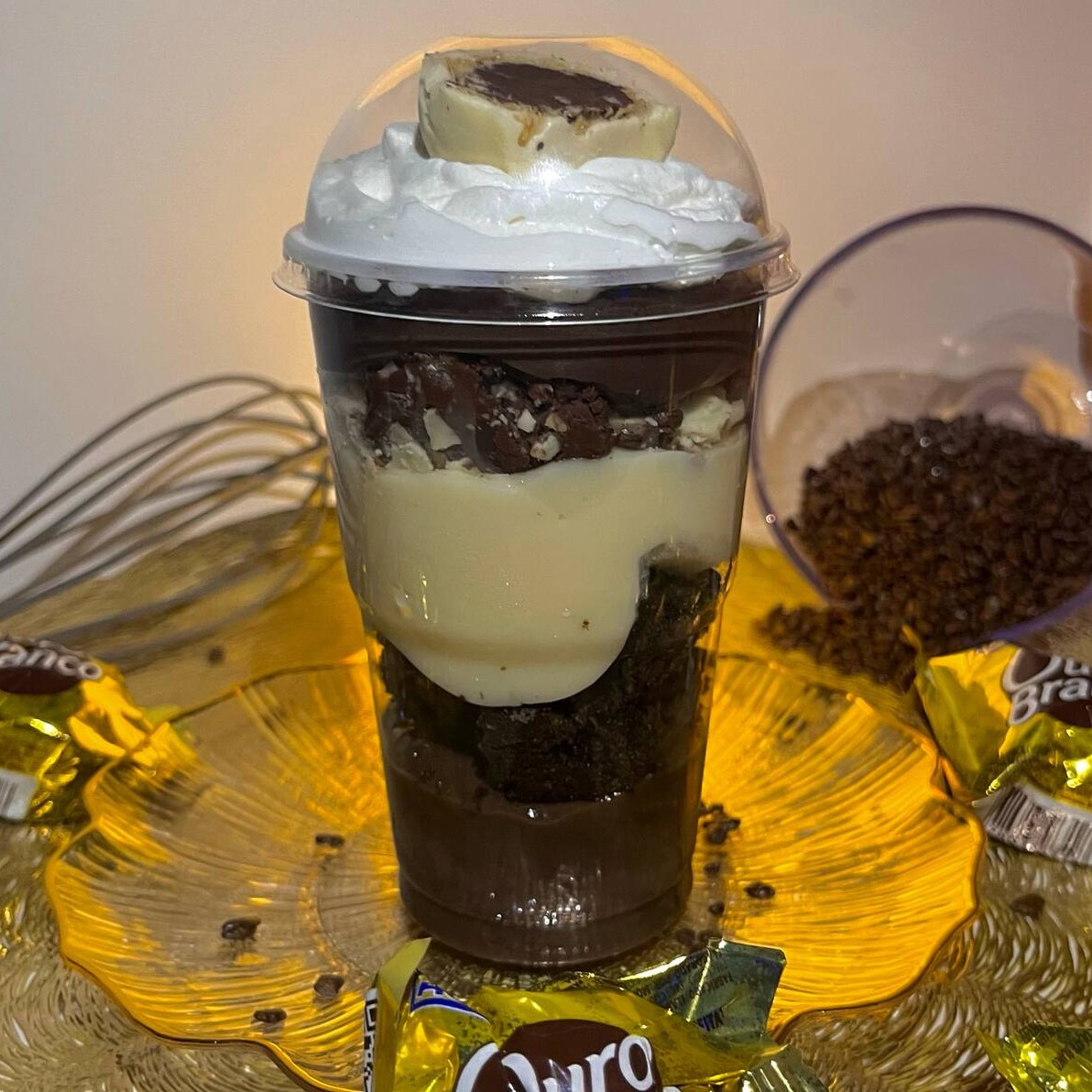 Camadas de brigadeiro 50% cacau, brownies, creme de Ninho, bombom de Ouro Branco picotados e chantilly.