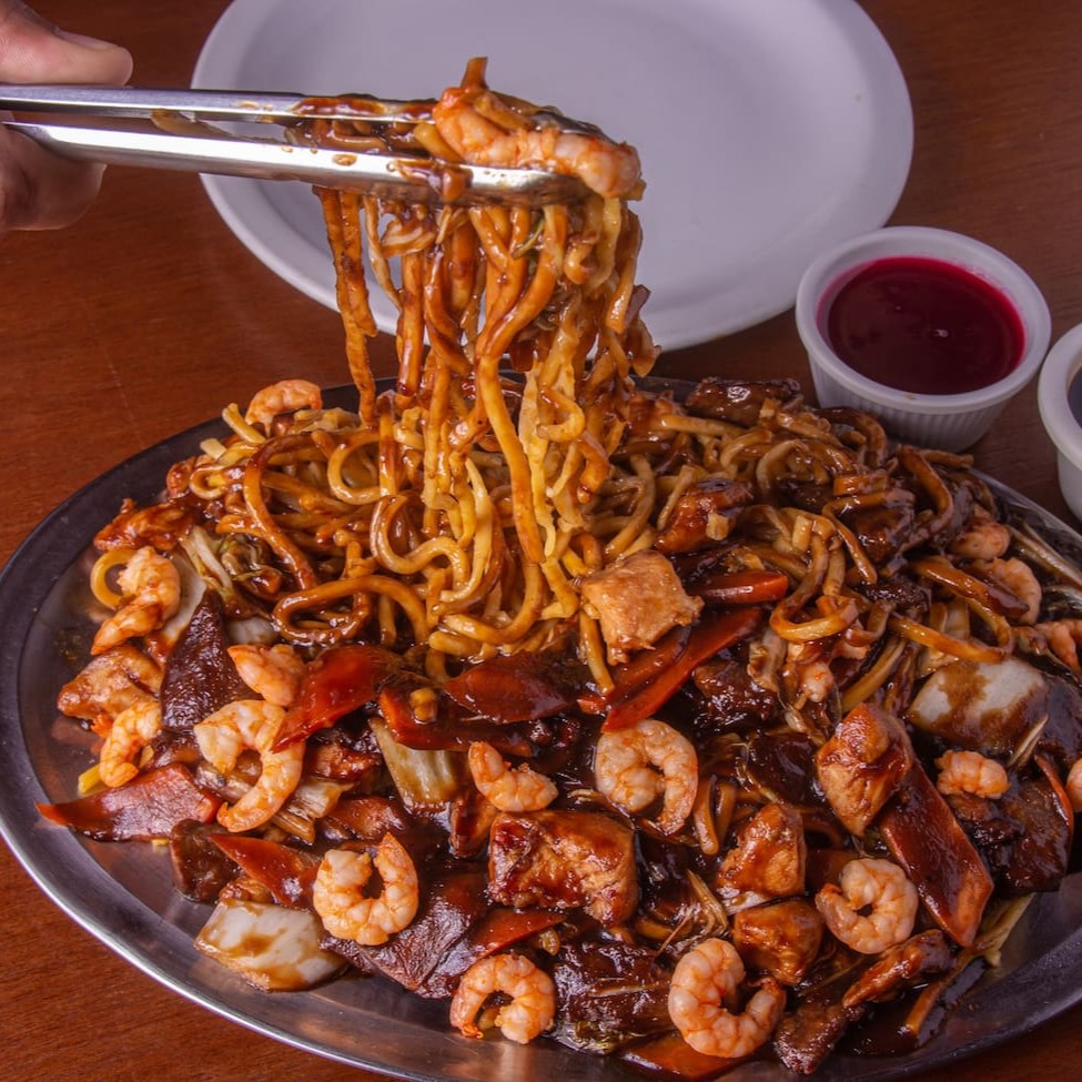 - macarrão chinês com carne, frango, camarão, acelga, cenoura, acompanha molho agridoce.
