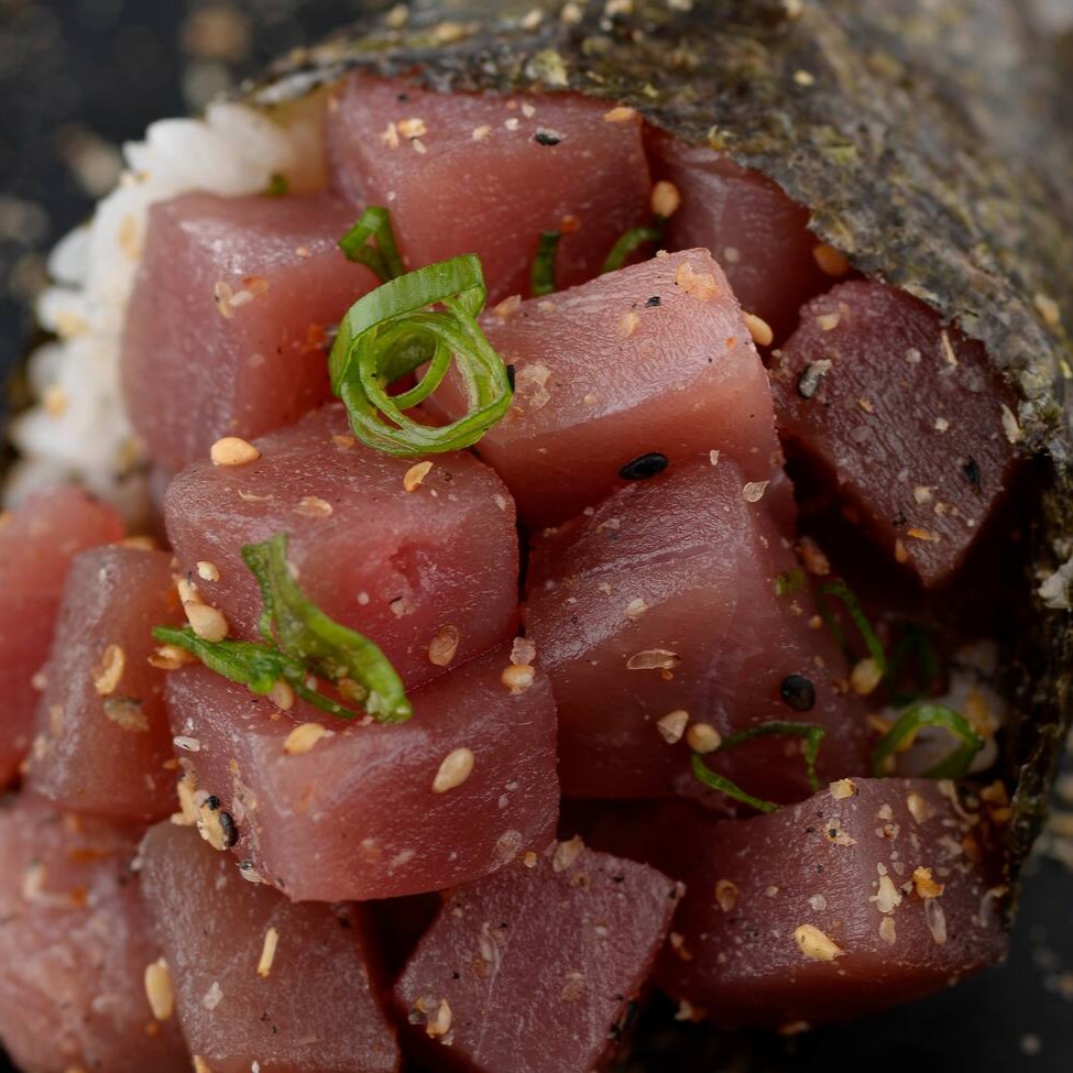 Delicioso temaki recheado com arroz e atum.