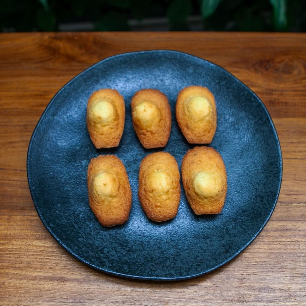 Biscoito francês, que mas parece um bolinho, com raspinhas de limão siciliano. Saquinhos com 6 unidades.