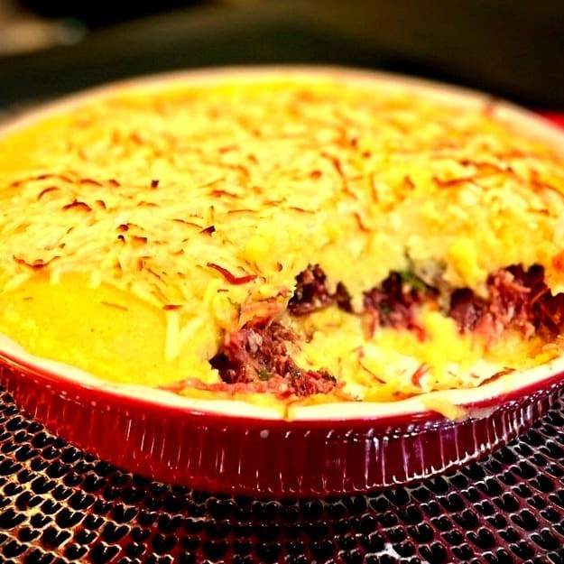 Purê de aipi, com recheio de carne seca, coberto com requeijão, parmesão, gratinado ao forno.