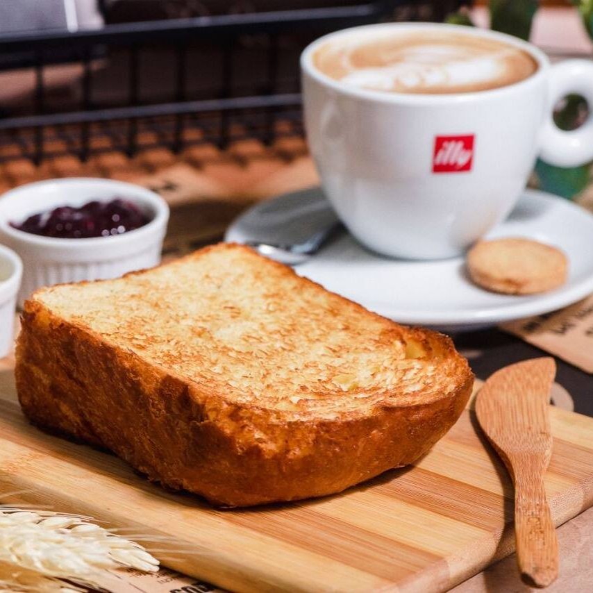 Fatia do nosso brioche. Acompanha porção de manteiga e geleia.