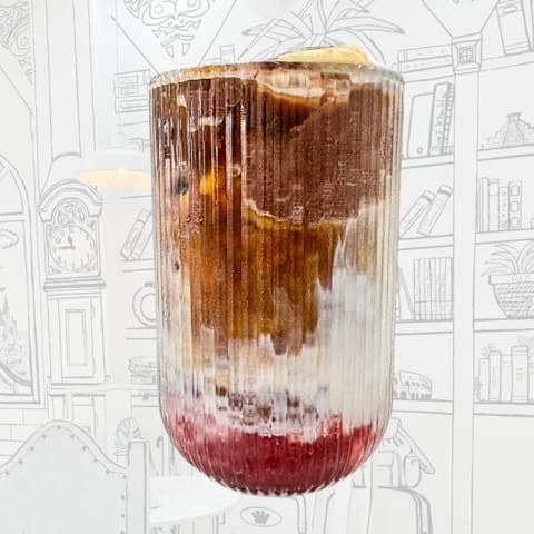 Geleia de morango artesanal, leite fresco com crema, chocolate nobre finalizado com espresso especial chantilly e chocolate em pó.