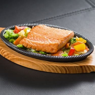 Posta de salmão grelhado acompanhado com legumes grelhado