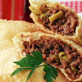 Massa de pastel frita recheada de carne. 30cm.