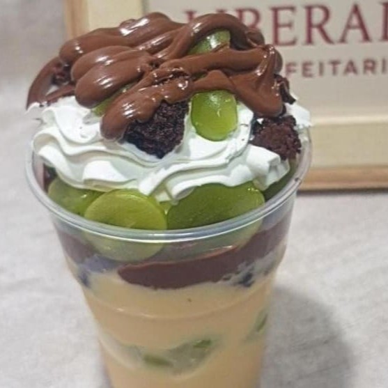 Novidade na casa! Copo com chocolate branco delicioso, uvas sem caroço, brownie, Nutella, finalizado com crocantes e chantilly. Super refrescante e saboroso!