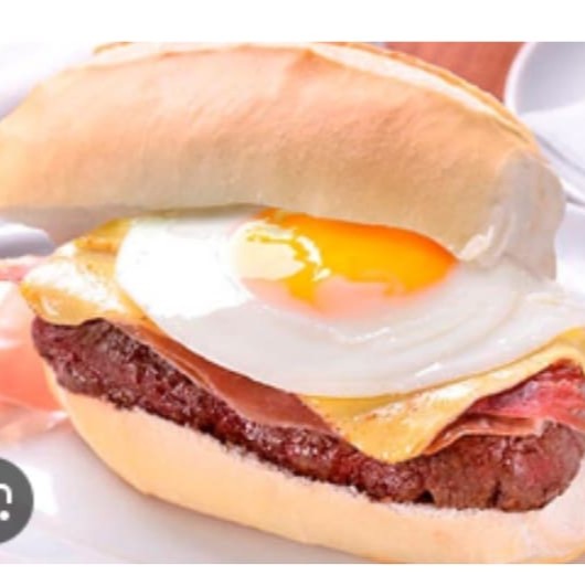 Sanduiche De filé de alcatra com ovo frito, queijo e presunto servido no pão francês.