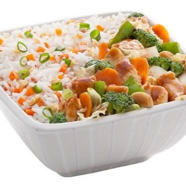 Tiras de Frango com Brócolis, Cenoura, Cebola e Repolho Verde ao molho oriental. (1) Um acompanhamento à sua escolha: - Gohan (arroz branco japonês) - Lamém (noodles com molho oriental) - Yakimeshi  (arroz japonês com flocos de ovos, cenoura e presunto)