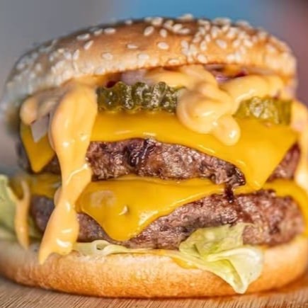 2 hambúrgueres com 100g, alface ,queijo cheddar , molho billy jack, cebola, picles e um pão com gergelim.