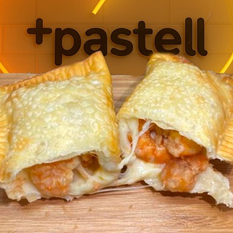 Experimente o delicioso Camarão com Queijo, um prato incrível da nossa categoria Promoção. Você vai se apaixonar pela massa de pastel de aproximadamente 15cm, que é sequinha, crocante e possui um sabor irresistível. E o recheio? Simplesmente maravilhoso! Muito camarão e muito queijo mussarela, para deixar o prato ainda mais saboroso e gratinado. Não perca essa oportunidade e peça já o seu!