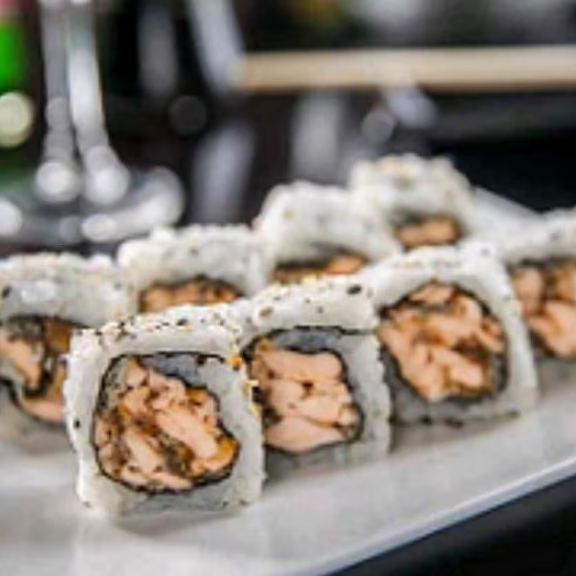 6 peças  Pele de salmão grelhada, alga, envolto por arroz e gergelim por fora.

Seis deliciosas peças de uramaki feitas com pele de salmão grelhada até atingir uma crocância irresistível, envoltas em alga nori e arroz japonês perfeitamente cozido. Finalizadas com uma generosa camada de gergelim tostado por fora, essas peças entregam uma combinação perfeita entre a textura crocante da pele e a maciez do arroz, trazendo um sabor marcante e equilibrado que agrada os paladares mais exigentes.