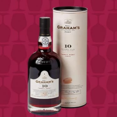 Simplesmente o melhor Porto 10 anos para a revista Decanter! O Graham's 10 Years Old é um Tawny elaborado com uma impressionante seleção de vinhos reserva, envelhecidos 10 anos em média. O enólogo de Graham's combina vinhos bastante antigos com outros mais jovens, originando um Tawny complexo e elegante, com o exuberante frutado que é a marca registrada de Graham's. Extremamente macio na boca, possui um ótimo bouquet e um longo final.