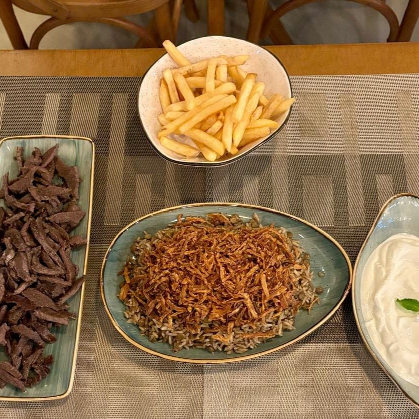 Tiras de carne bovina + pasta de alho ou Hommus + Arroz com lentilha e cebola crocante + batata frita